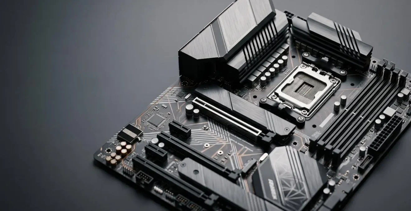 Carte mère moderne pour PC gaming avec composants haute performance et design épuré