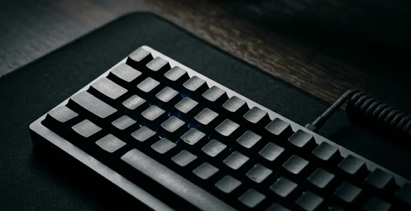 Clavier mécanique gaming avec switches magnétiques et configuration d'actuation personnalisée pour l'esport