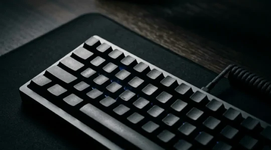 Clavier mécanique gaming avec switches magnétiques et configuration d'actuation personnalisée pour l'esport