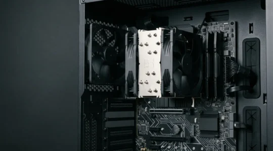 Configuration de refroidissement CPU avec ventirad performant et flux d'air optimal pour réduire la température du processeur