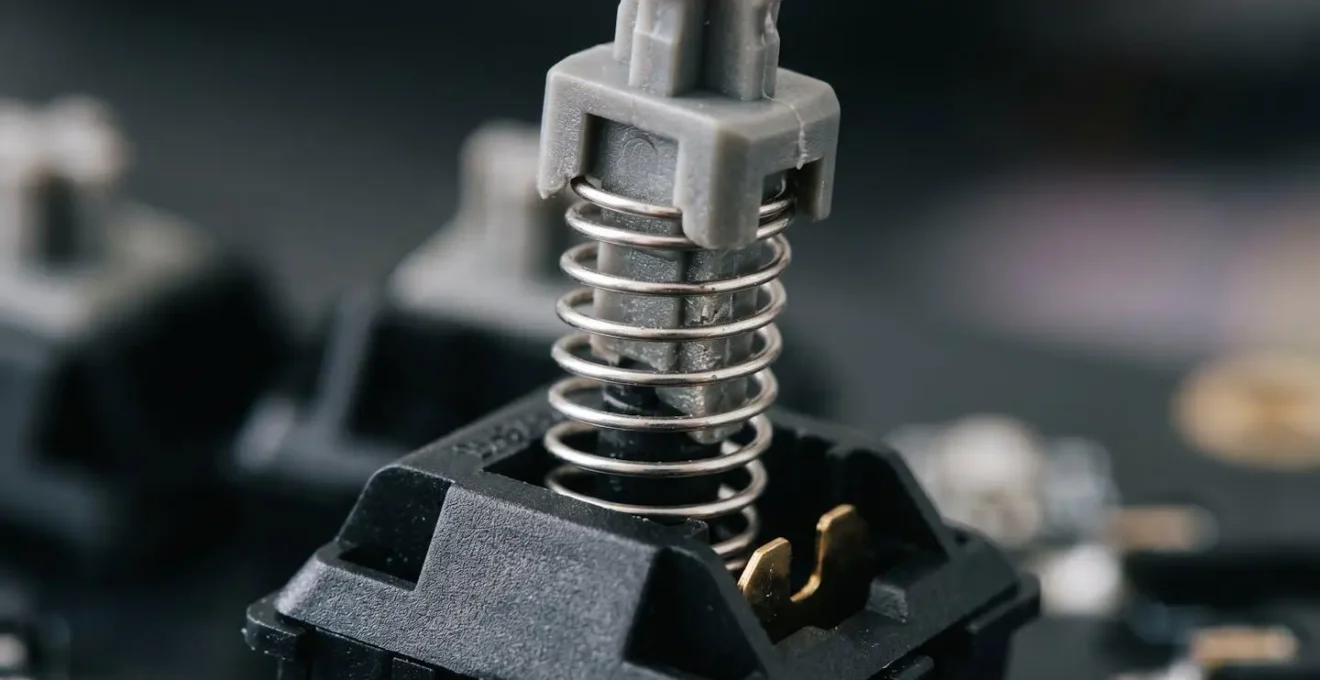 Détail macro du point d'actuation d'un switch de clavier mécanique