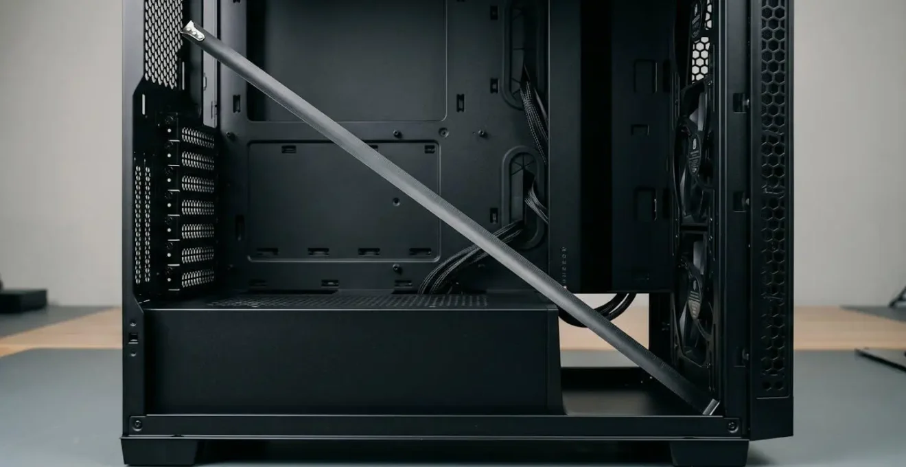 Vue intérieure d'un boîtier PC moyen tour avec espace pour composants