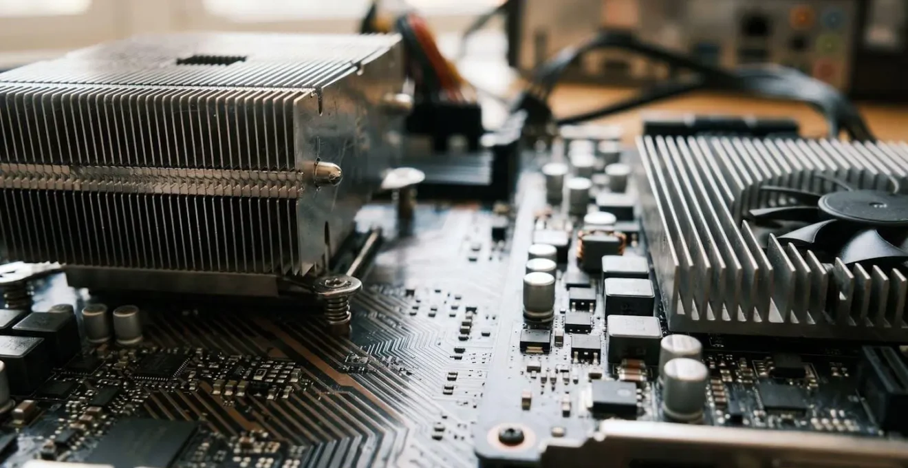 Gros plan sur composants PC avec focus sur processeur et carte graphique