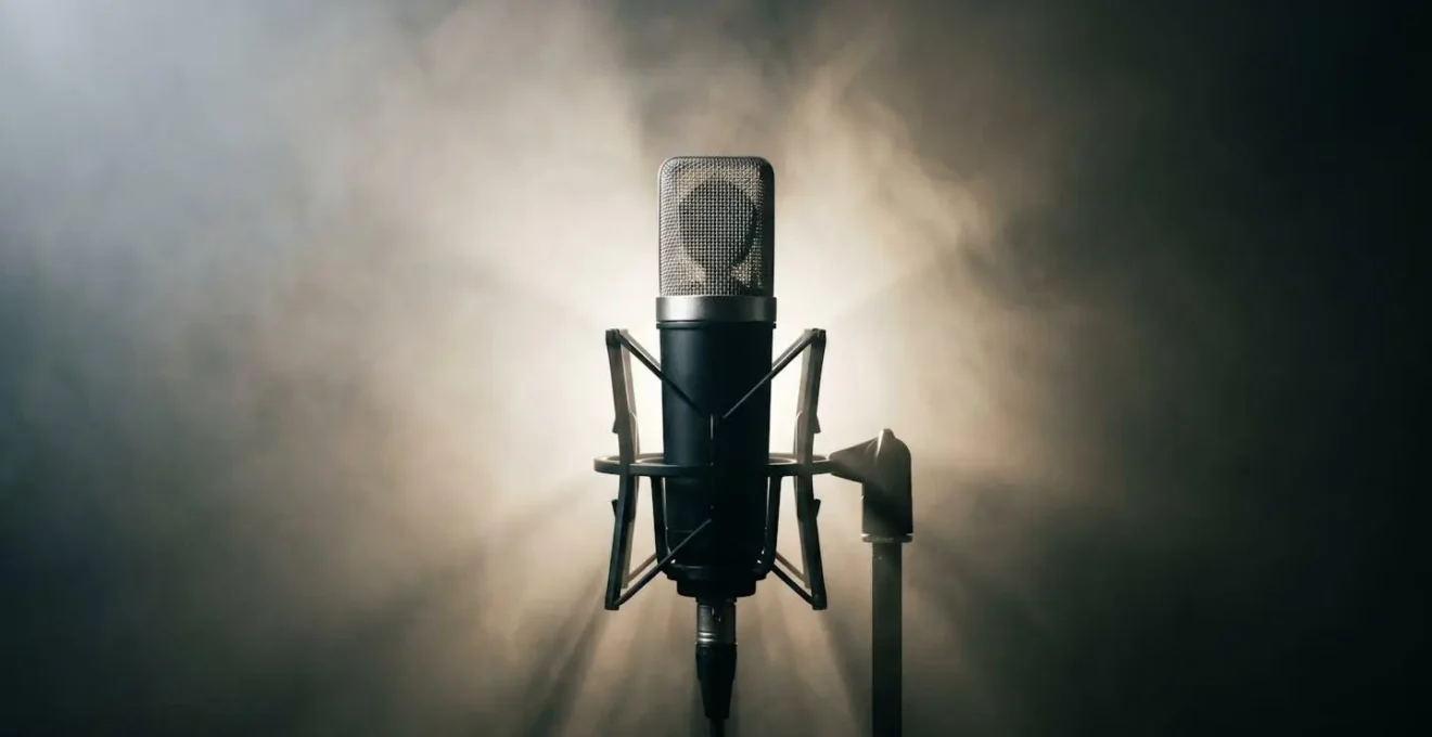Représentation visuelle métaphorique de la directivité d'un microphone avec effet de lumière concentrée