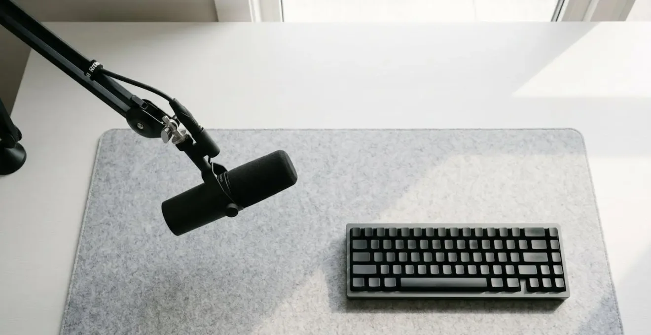Vue de dessus montrant le positionnement optimal d'un microphone sur bras articulé par rapport à la bouche et au clavier